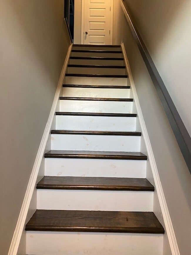 Building Photo - 2 Bed 2.5 Bath Townhome Available in Sprin...