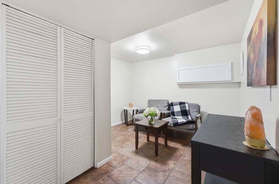Living/ relaxation room - 1515 Arboretum Pl E