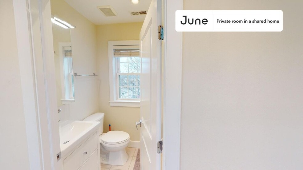 Building Photo - Room in Shared 3 bed/3 bath home