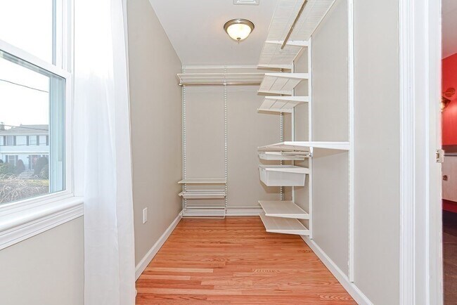 Building Photo - 21 Swan Ave