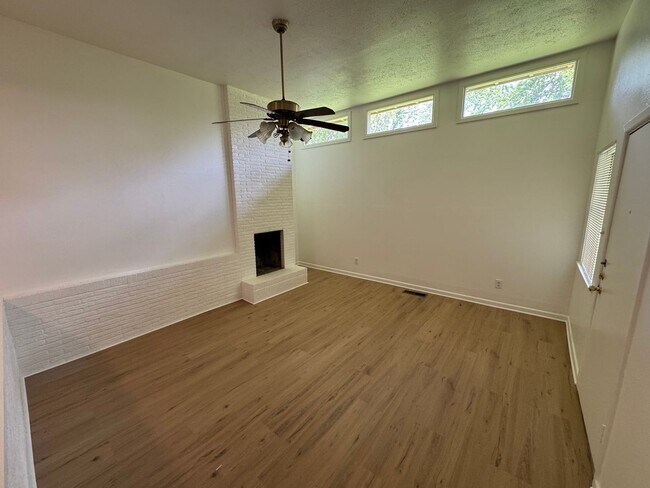 Building Photo - Beautiful Central Waco Home