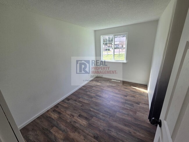 Building Photo - Updated 5 Bedroom Home!