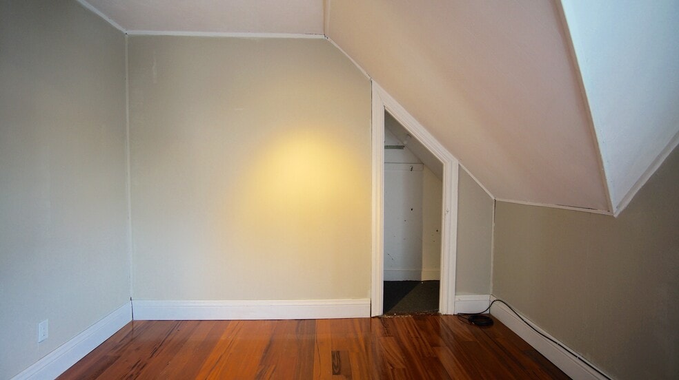 Building Photo - 48 America St