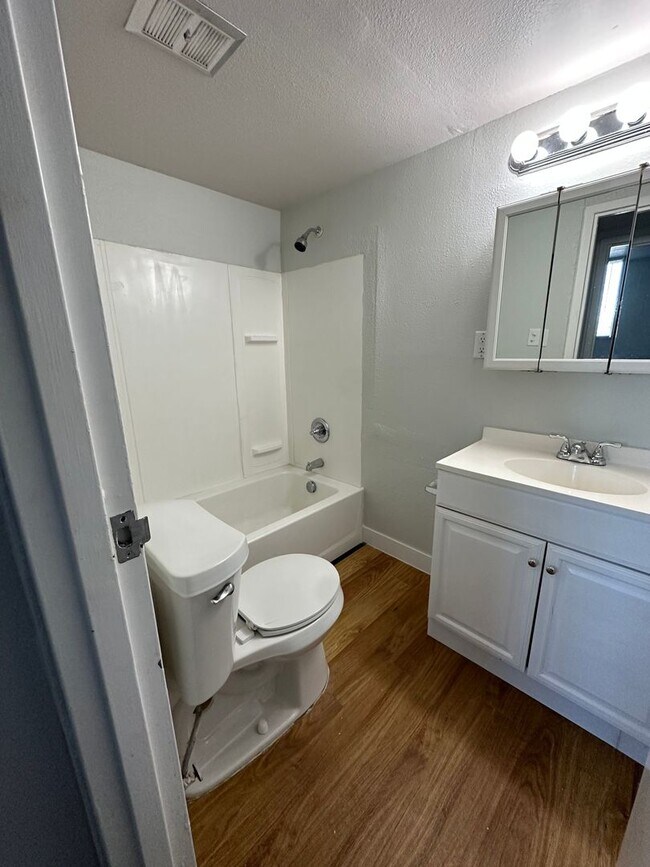 Building Photo - NShields636 (KC-LN-KB)