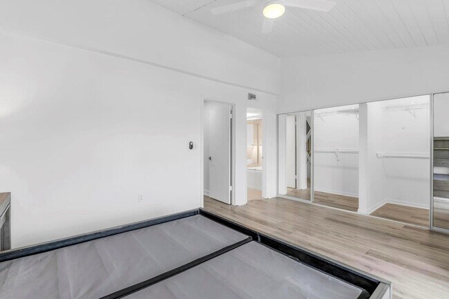 Building Photo - 3827 NE 166th St