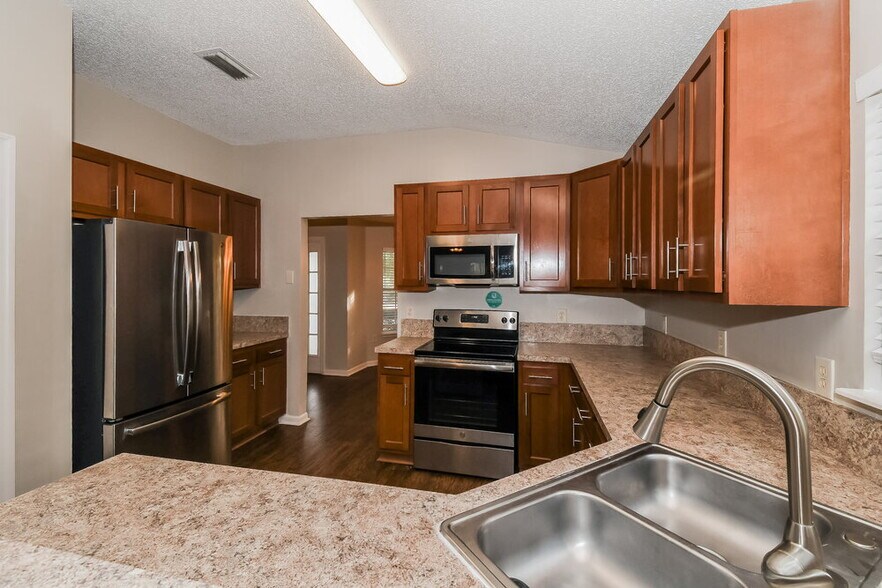 Building Photo - 590 Chancellor Dr W