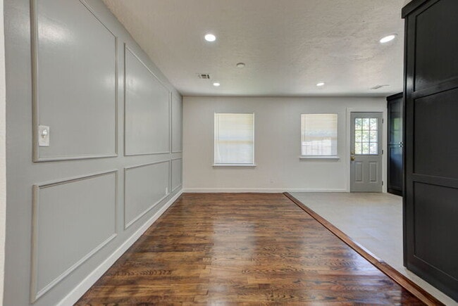 Building Photo - Fully Renovated 4 Bed, 2 Bath Near Campus!