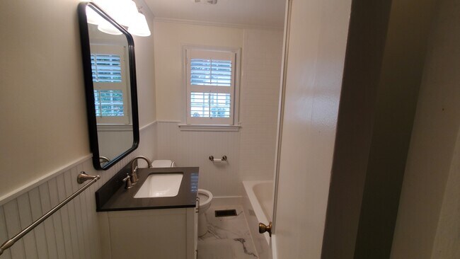 Building Photo - 108 Warren Rd