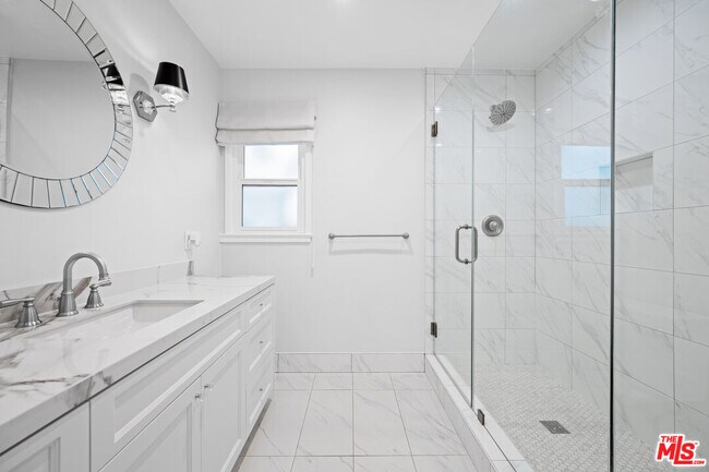 Building Photo - 2036 Hillsboro Ave