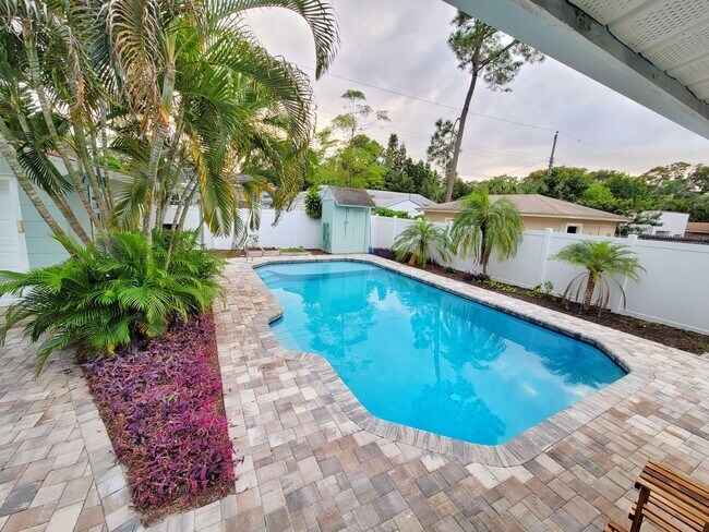 Building Photo - St. Petersburg Pool Home - 3 Bedroom 2 Bath