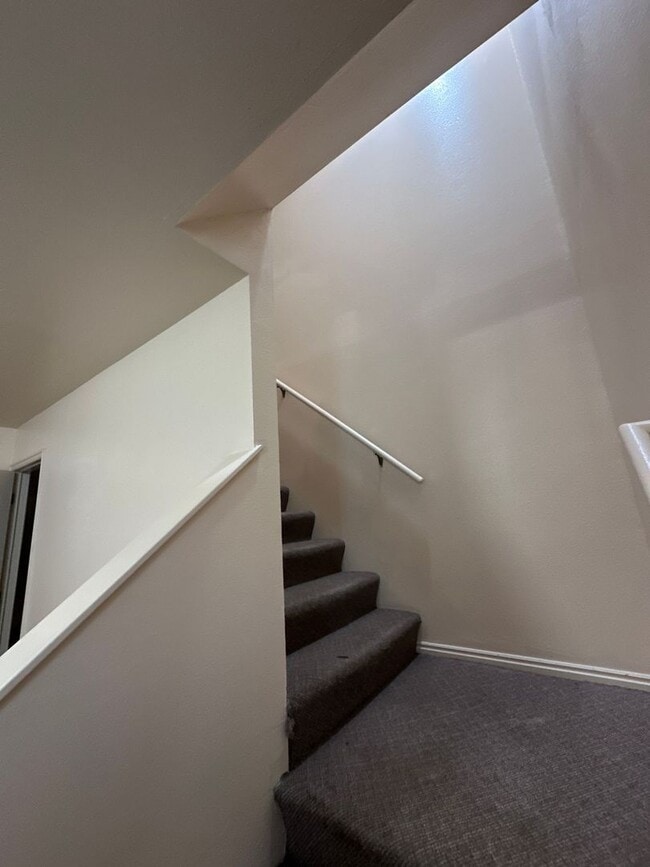 Building Photo - Milford Townhouse