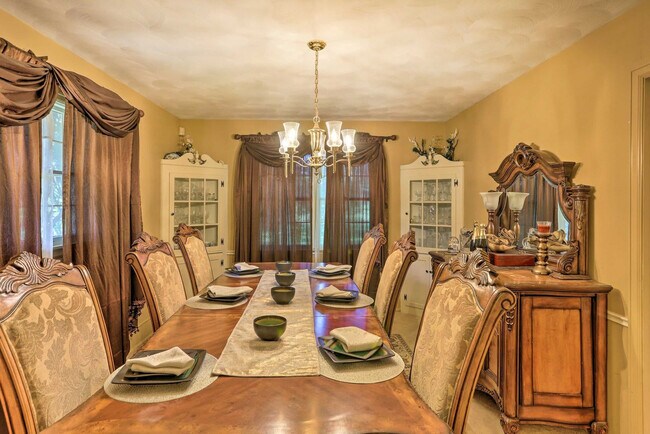 Building Photo - 1960 Pinelawn Dr