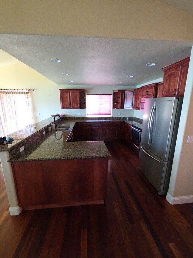 Building Photo - Stunning Lake Views in Riviera West