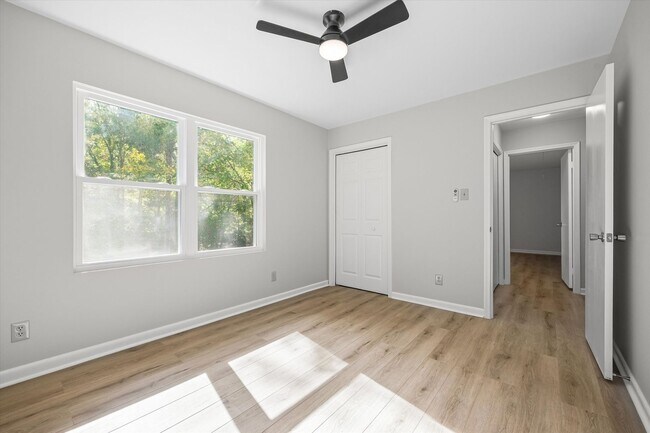 Building Photo - Beautifully updated and freshly painted 3-...