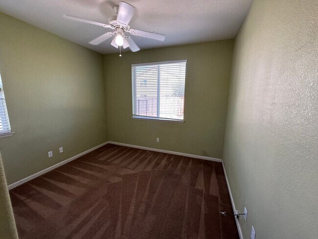 Building Photo - Beautiful 4 Bedroom 3 Bath Shadow Lakes Home