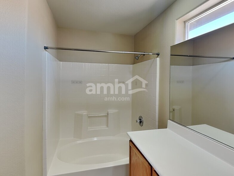 Building Photo - 986 Cantabria Heights Ave