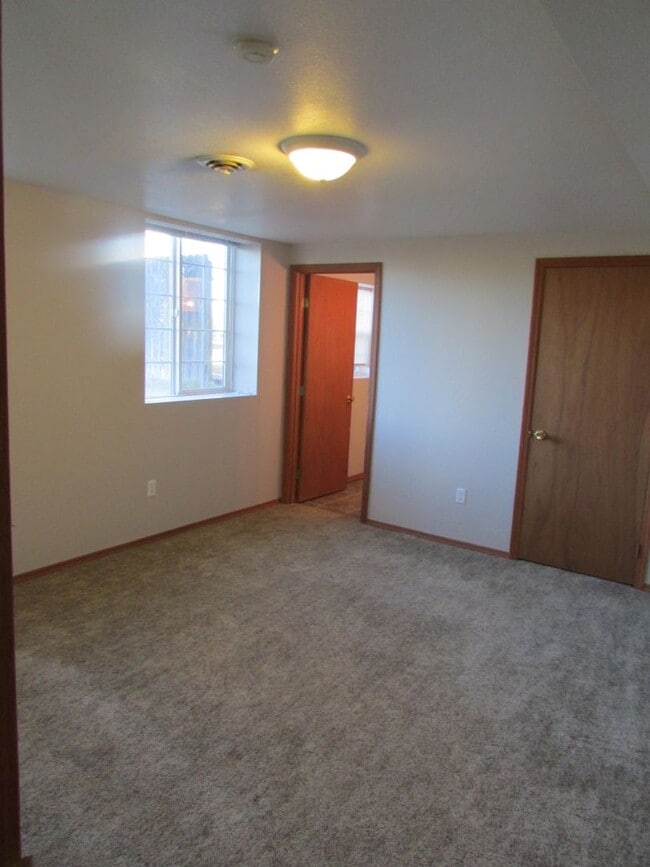 Building Photo - 510 S Circle Dr