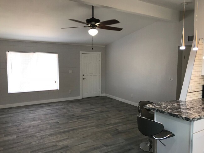 Building Photo - 3 bedroom updated Townhome