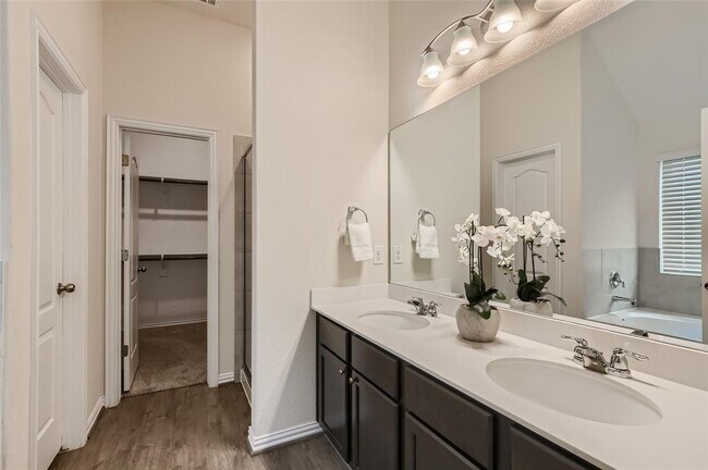 Building Photo - 5867 San Savino Dr