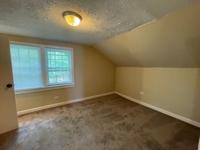 Building Photo - Spacious 4 Bedroom House! Beautiful Hardwo...