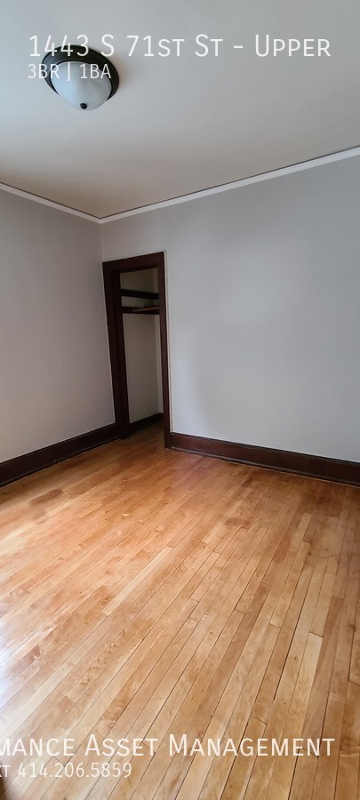 Building Photo - Cozy 3BR unit in West Allis