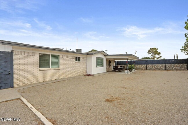 Building Photo - 2912 Hector Dr