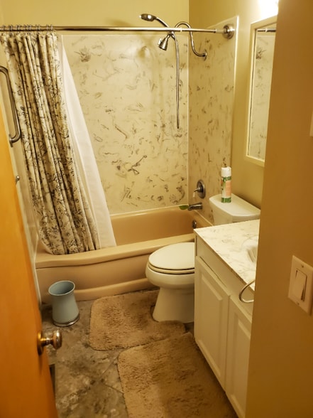 Building Photo - 2404 N Weaver Cir