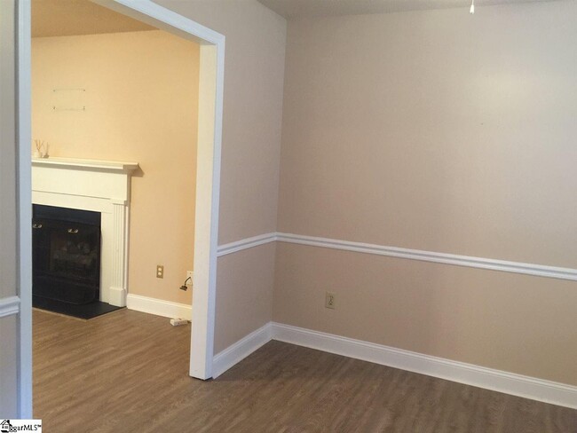 Building Photo - 305 Laurel Tree Ln