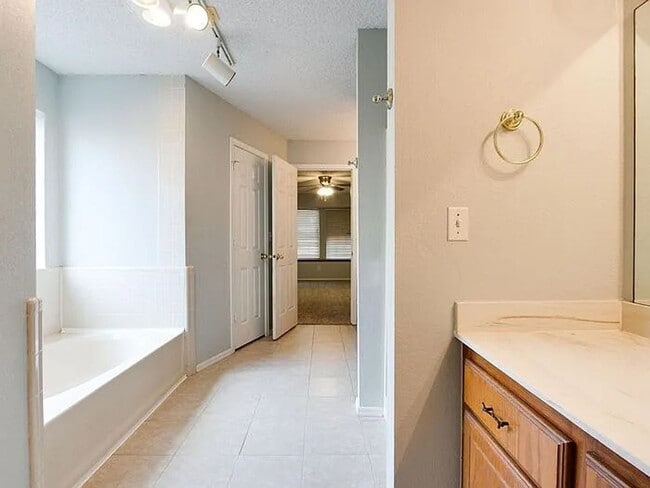 Building Photo - NORMAN, OKLAHOMA - MINUTES TO UNIVERSITY O...