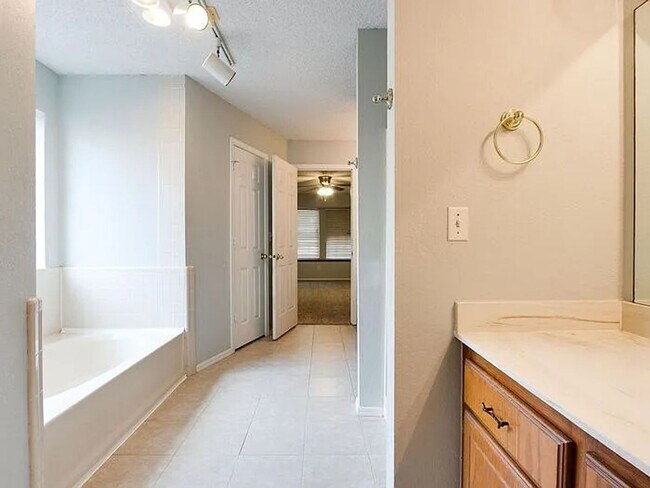 Building Photo - NORMAN, OKLAHOMA - MINUTES TO UNIVERSITY OF OKLAHOMA