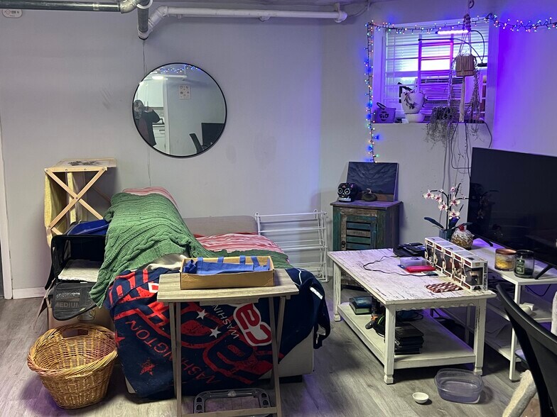 Building Photo - 1620 W Thome Ave