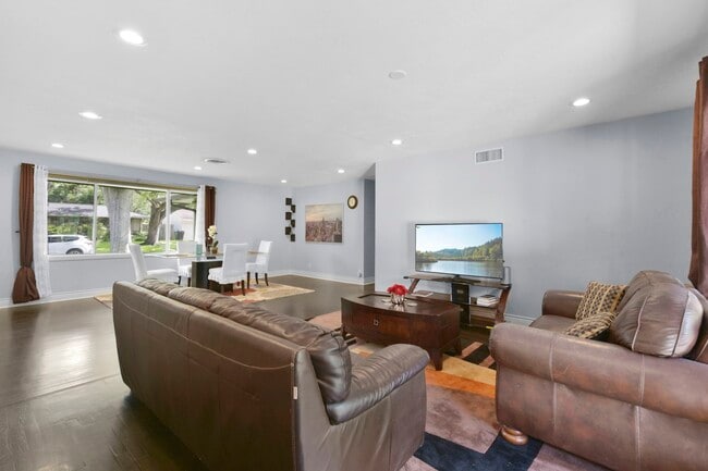 Building Photo - 3123 Deal St