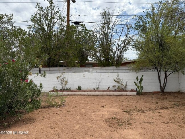 Building Photo - 2856 N Cherry Ave