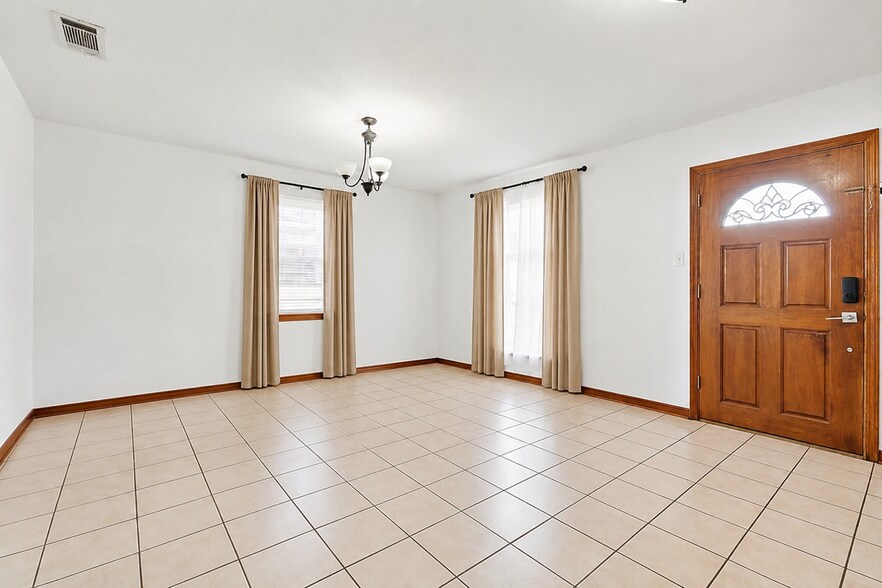 Building Photo - 2204 Gallant Dr