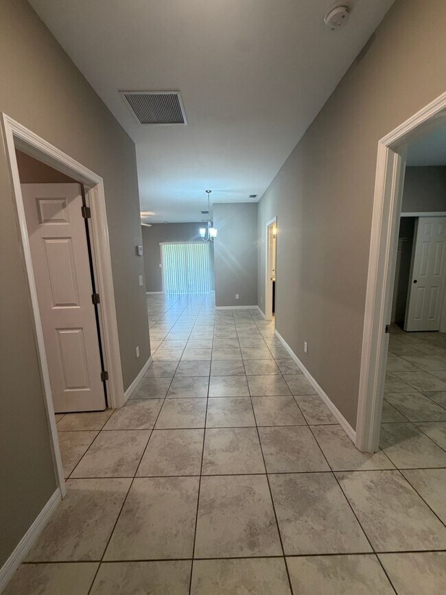 Building Photo - 1039 San Cristobal Ave