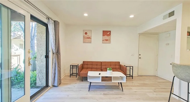Building Photo - Discover this stunning 1-bedroom, 1-bath e...