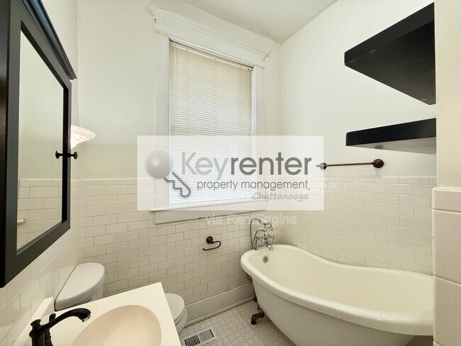 Building Photo - 1115 E 8th St