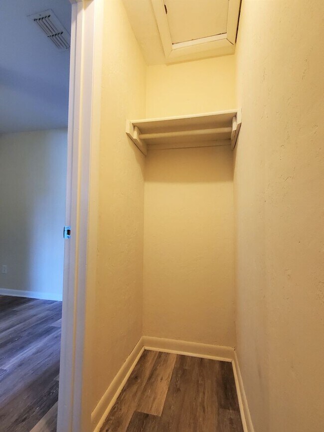 Building Photo - FOR RENT 2 bedroom 1.5 bath townhome
