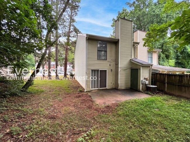 Building Photo - 2 Bed/2.5 Bath Townhome with Fenced Yard / Pet-Friendly / Available Now!