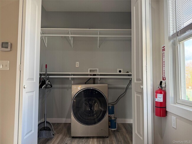 Building Photo - 341 Main St