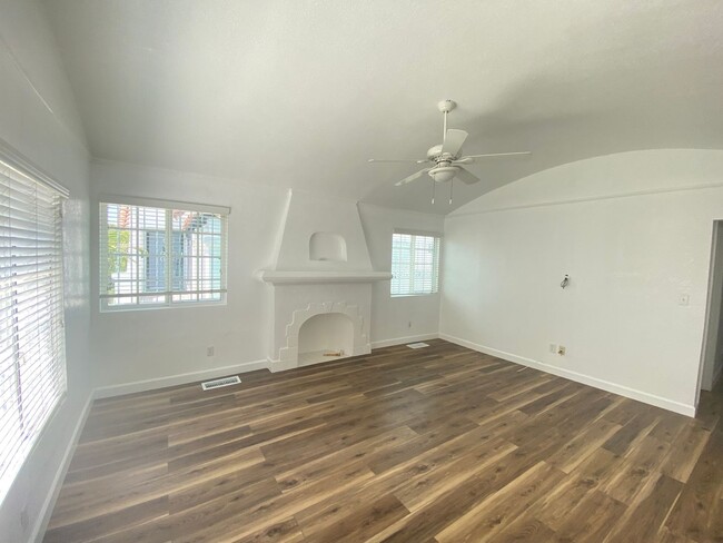 Building Photo - Spacious & Bright 3 bedroom/ 2 bathrooms f...