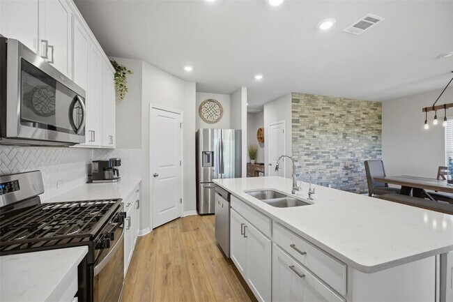 Building Photo - 904 View Dr