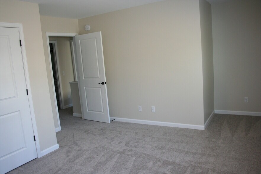 large 3rd bedroom - 2720 Dorval Rd