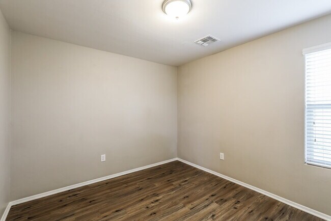 Building Photo - 207 E Calle Vivaz