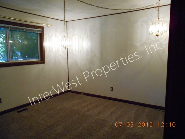 Building Photo - 3 Bedroom Ranch Style on Cul De Saq with Fenced Yard, Wood Stove & Garage!