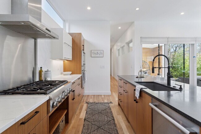 Building Photo - Spacious 5-Bed / 4-Bath home in LoHi for rent