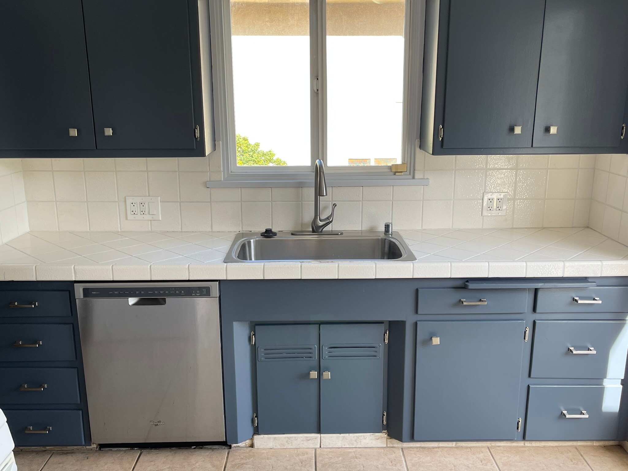 Kitchen - 2060 Crestlake Ave