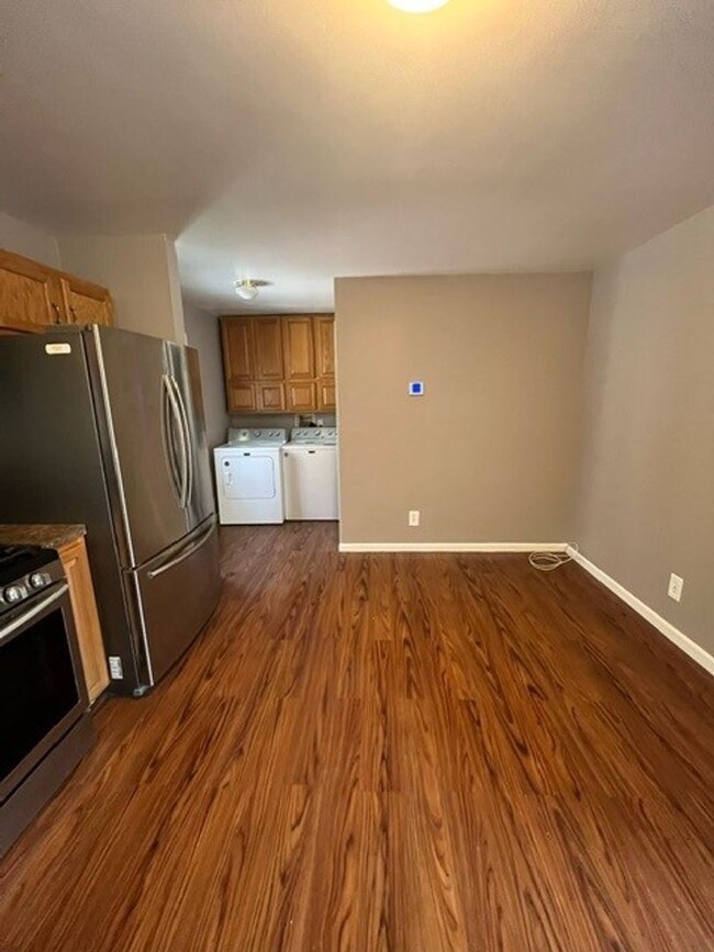 Building Photo - 3 bedroom 3 bathroom
