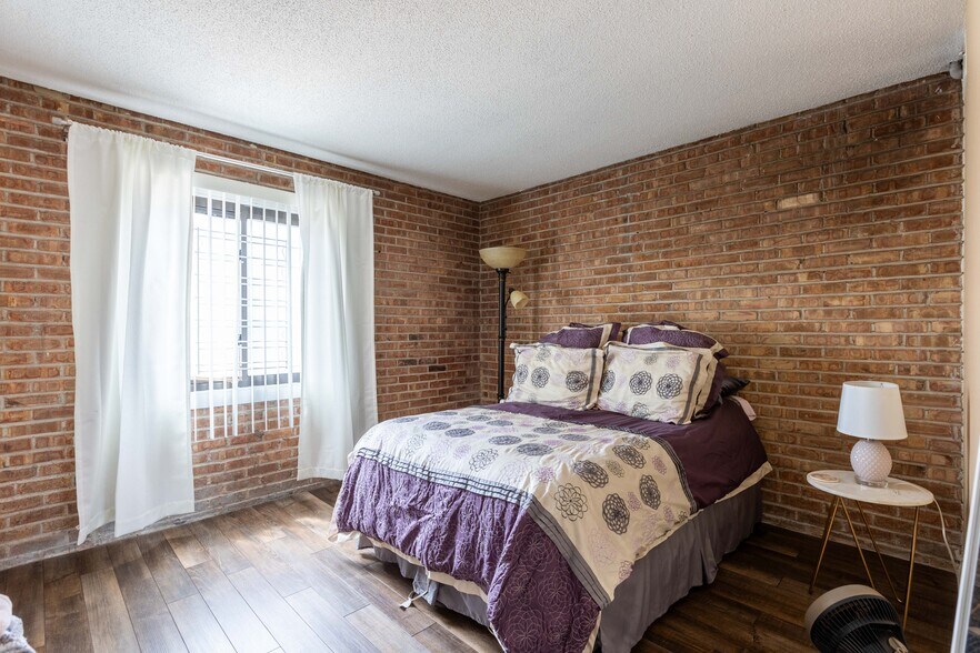 Building Photo - 715 W Diversey Pky