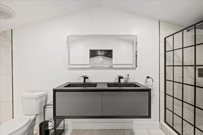 Building Photo - 1324 E 9th St